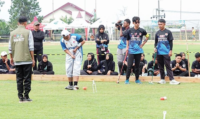 BERBENAH: Atlet Gateball Kota Malang (kiri) berlaga dalam Porprov IX Jatim di lapangan sepak bola Hotel Kusuma Agro, Kota Batu, pada 2 Juli lalu.