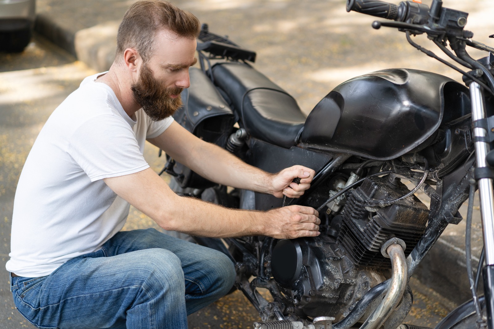 WAJIB: Mengganti oli motor secara berkala dapat membuat mesin lebih sehat dan awet.