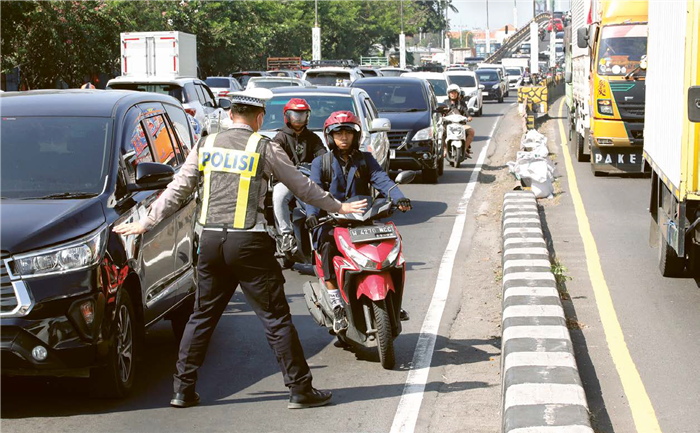 OPERASI PATUH: Satlantas Polresta Sidoarjo menindak pemotor yang nekat melewati flyover Waru kemarin (22/7).