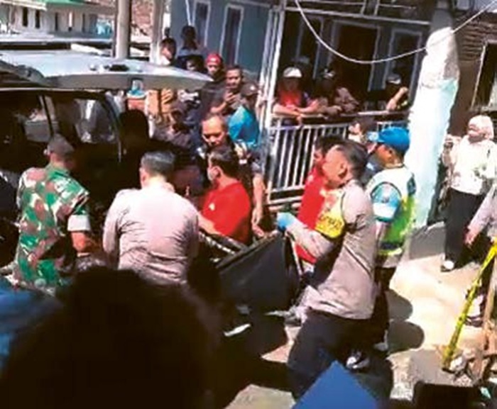 Polisi dibantu warga dan relawan mengevakuasi jenazah Arik Wicaksono yang ditemukan gantung diri.