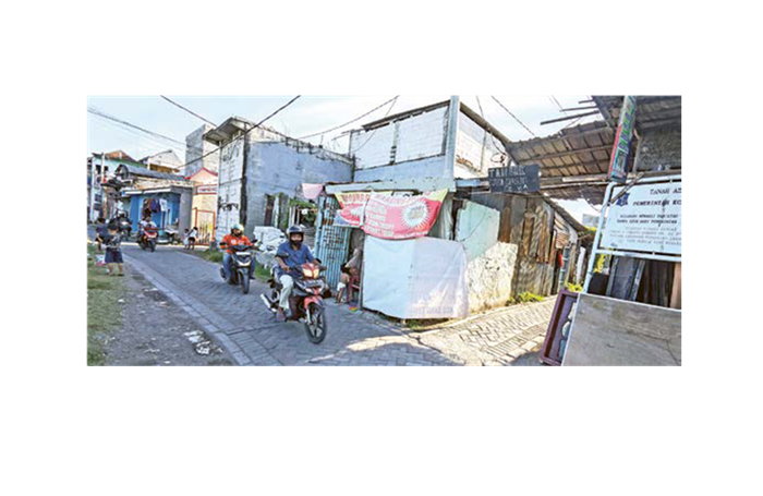 CARI KEJELASAN: Kawasan padat penduduk di Jalan Tambak Wedi Gang Masjid sudah berdiri ratusan rumah.