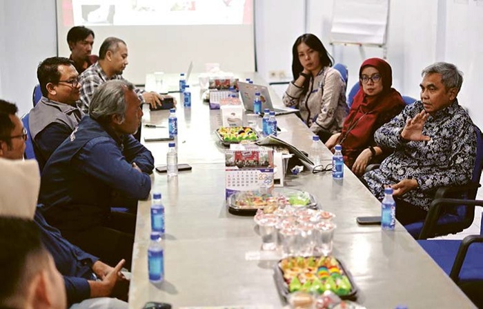 JAJAKI SINERGI: Ketua KPK Setyo Budiyanto (kanan) berdiskusi dengan tim Jawa Pos Radar Malang tentang penindakan dan pencegahan korupsi kemarin (22/7).