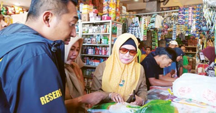 DIUJI LAB: Kepala Dinas Ketahanan Pangan (DKP) Kabupaten Malang Mahila Surya Dewi (kanan) dan Ketua Satgas Pangan Polres Malang AKP Mochammad Nur melakukan sidak di Pasar Kepanjen, kemarin (22/7).