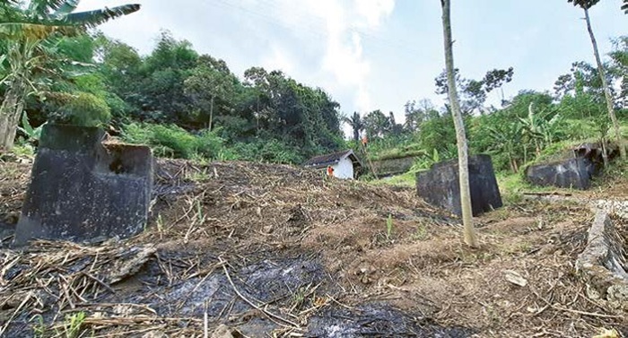 TINGGAL KENANGAN: Sisa penyangga jembatan untuk jalur KA yang lama masih terlihat di Desa Karangkates, Kecamatan Sumberpucung.
