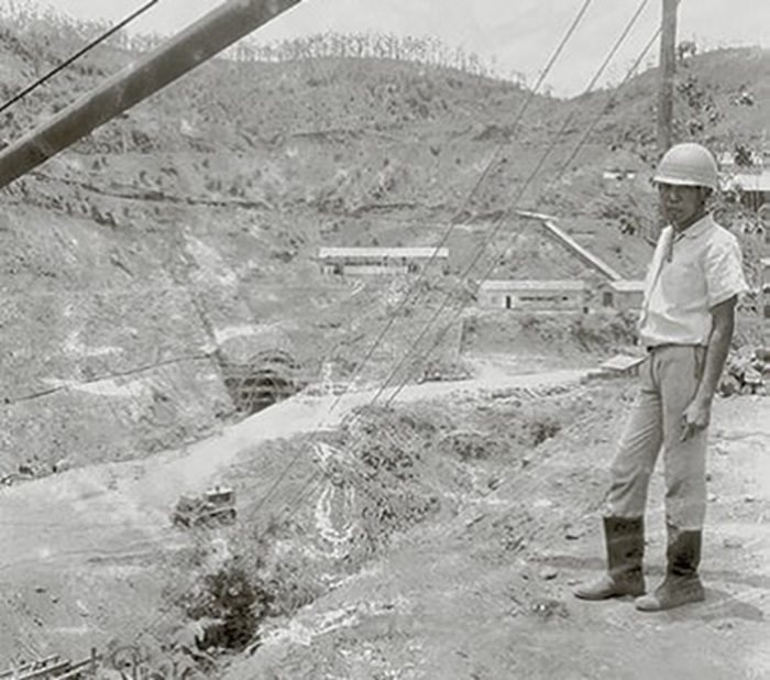 TINGGAL KENANGAN: Salah satu pekerja proyek Bendungan Sutami mengawasi proses relokasi jalur KA Sumberpucung-Pogajih pada 1969.