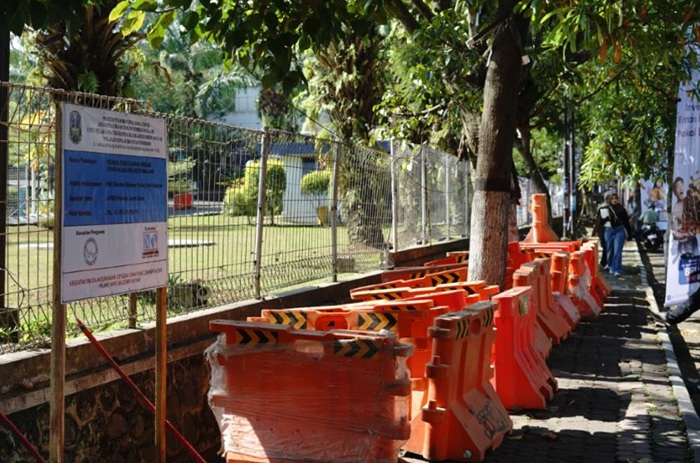 PERSIAPAN AKHIR: Papan informasi proyek drainase Soekarno-Hatta mulai terpasang. Kemungkinan proyek mulai dikerjakan pada pekan depan.