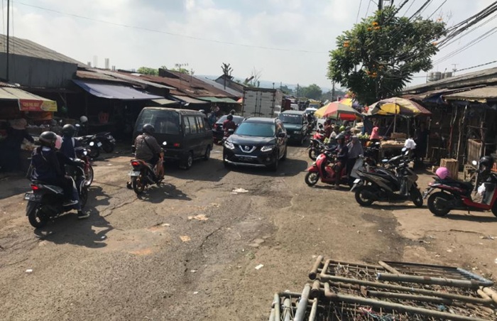 KENA IMBAS: Rencana perbaikan jalan di Pasar Induk Gadang dipastikan batal setelah dana transfer dari pemerintah pusat berkurang. Pemkot mengupayakan agar proyek itu bisa terlaksana tahun depan.
