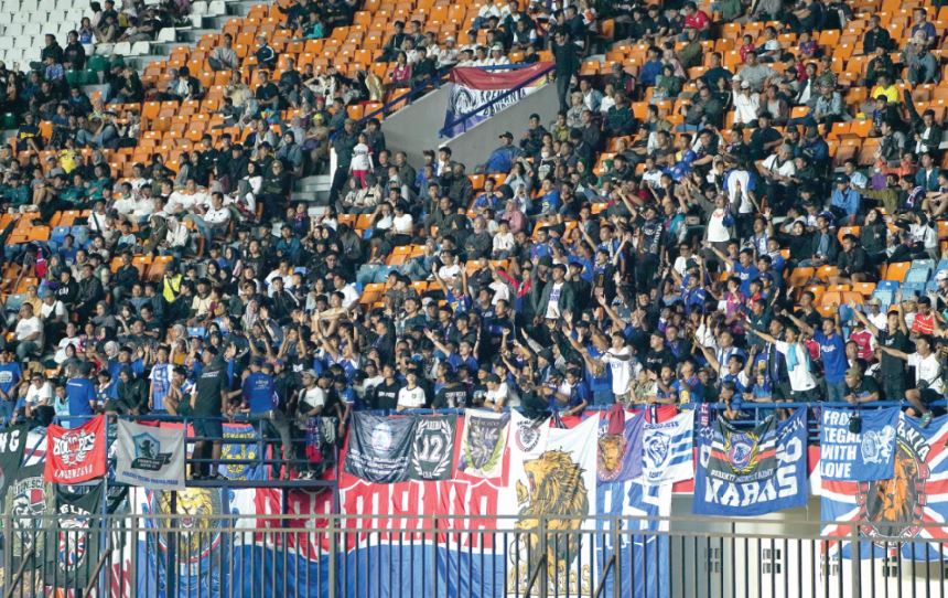 ANIMO TINGGI: Aremania memberikan dukungan langsung di Stadion Si Jalak Harupat, Bandung, dalam laga Piala Presiden 2025 antara Arema FC melawan Oxford United.