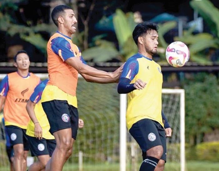 BISA BERMAIN: Yann Motta (kanan) menempel ketat Muhammad Rafli dalam internal game Arema FC di ARG Soccer Field, Kecamatan Lawang, pekan lalu.