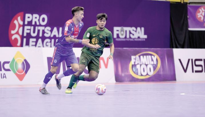 TIDAK PULANG: Ala Unggul FC Malang Andres Josue Teran berusaha lepas dari kawalan pemain Bintang Timur Surabaya dalam laga Final Four pada 20 Juli lalu.