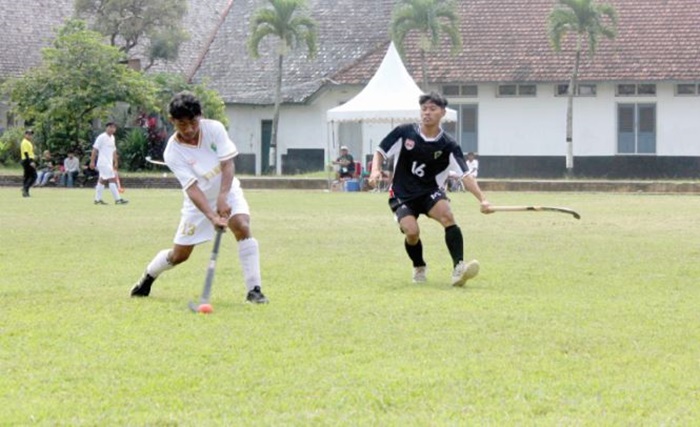 TANCAP GAS: Atlet Hockey Outdoor Kota Malang (kiri) bertanding menghadapi Kabupaten Gresik dalam laga Porprov IX Jatim pada 29 Juni lalu.