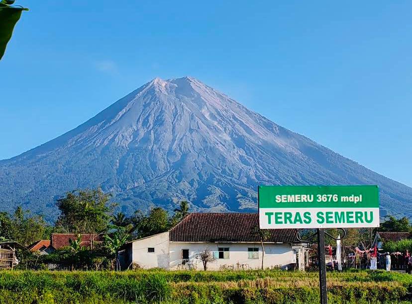 Panorama Gunung Semeru tampak jelas dari Teras Semeru, jadi spot favorit wisatawan untuk bersantai sambil foto-foto.