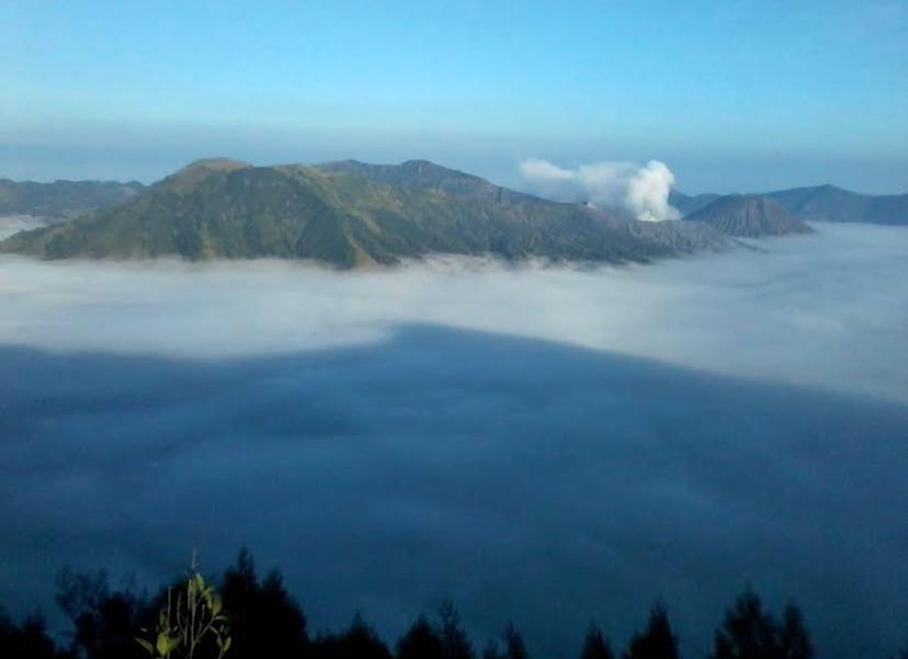 Desa Argosari di kaki Gunung Semeru, dikenal dengan panorama awan dan perbukitan yang memukau.