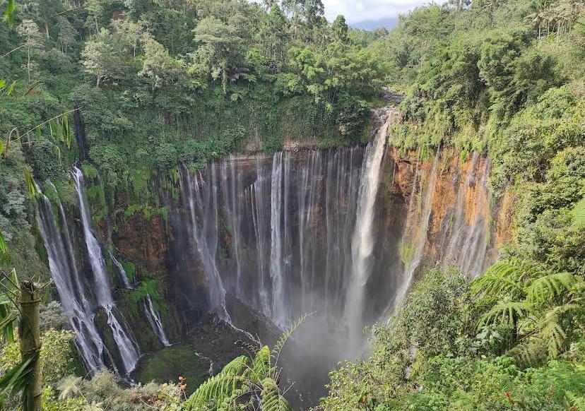 Air Terjun Tumpak Sewu tak hanya memesona secara visual, tetapi juga menyimpan berbagai mitos yang dipercaya warga sekitar.
