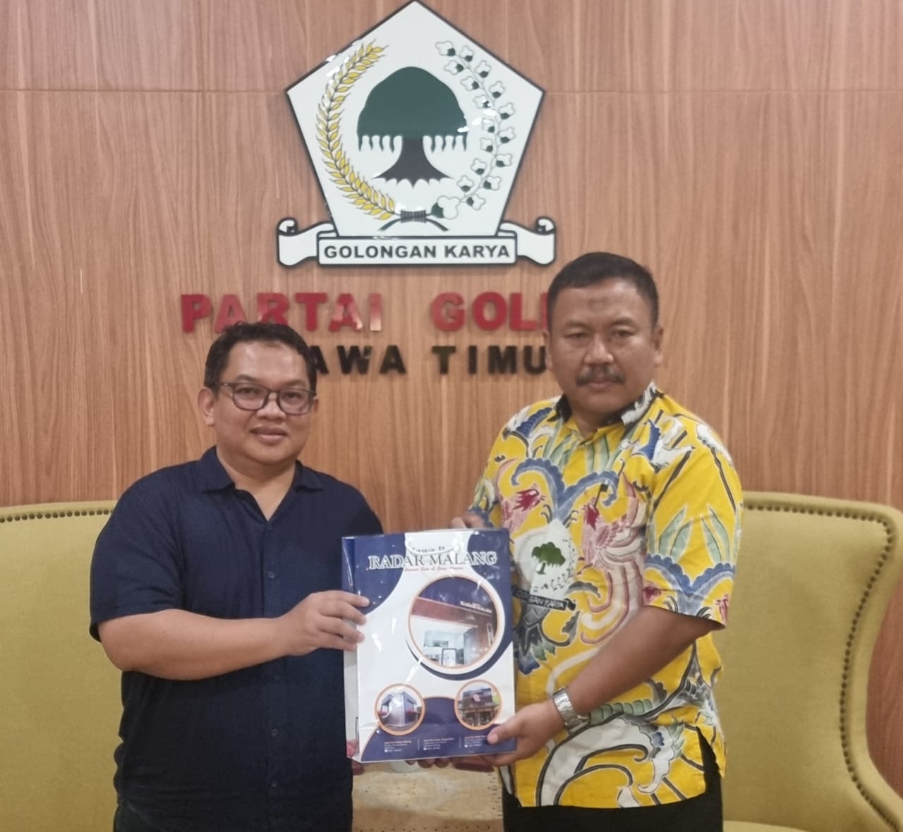 ASYIK: Ali Mufthi (kanan) saat menerima kunjungan Jawa Pos Radar Malang di kantor DPD Partai Golkar Jatim, Selasa (22/7).