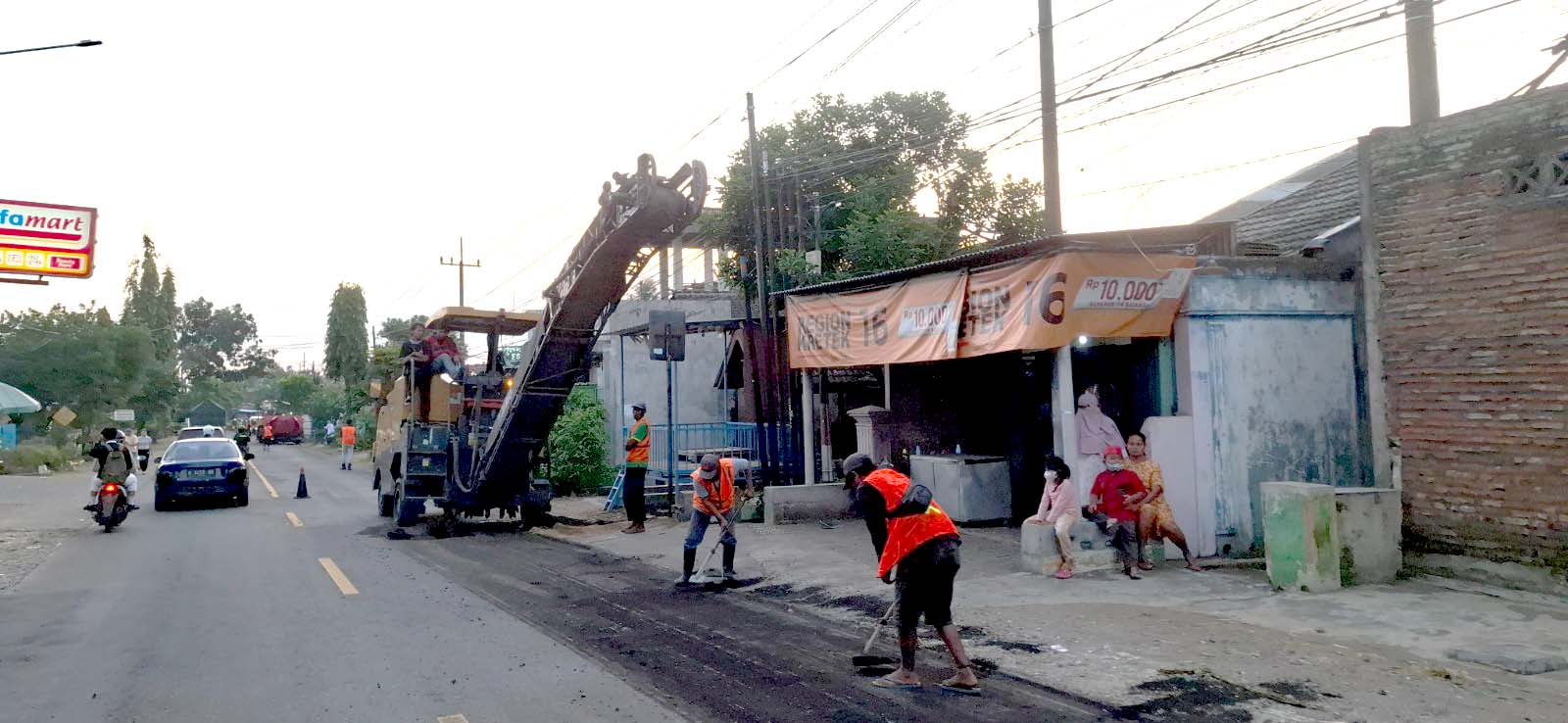 JALAN NASIONAL: Satu unit alat berat diterjunkan untuk memperbaiki Jalan Raya Karangkates-Kepanjen kemarin (22/7).
