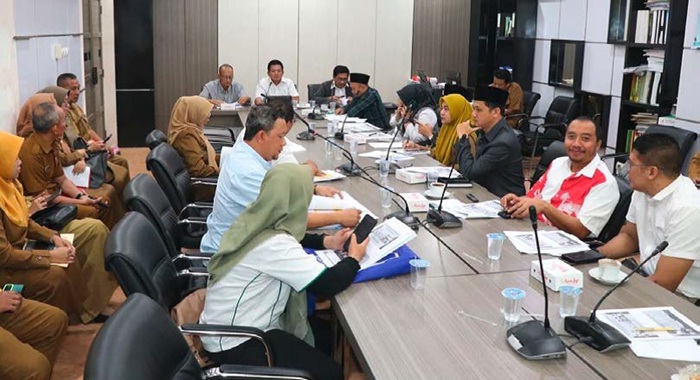 UBAH REGULASI: Komisi IV DPRD Gresik bersama Dinas Pendidikan (Dispendik) menggelar rapat membahas rencana perubahan skema penyaluran insentif guru swasta, kemarin.
