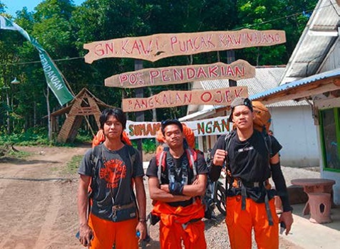 BERSIAP: Para pendaki berpose di check point pendakian Gunung Kawi via Ngantang di Desa Sumantoro, Ngantang beberapa waktu lalu.