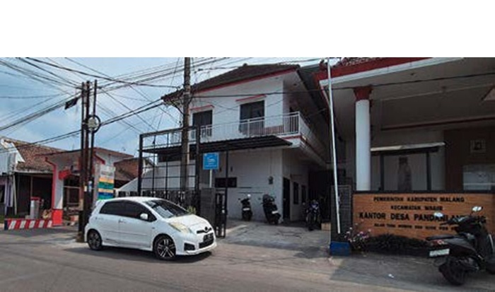 AKIBAT TERSINGGUNG: Mobil parkir di depan Balai Desa Pandanlandung, Kecamatan Wagir kemarin (23/7). Tak jauh dari lokasi tersebut terjadi perkelahian tiga remaja.