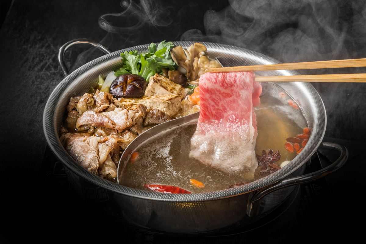 PENGALAMAN: Mencelupkan bahan makanan ke kuah panas
