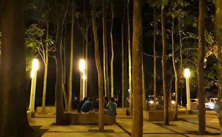 TENANG: Terlihat suasan taman saat malam