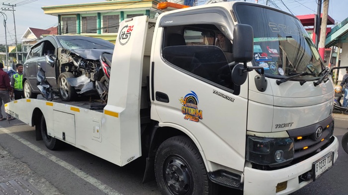 LAKA: Mobil Toyota Agya yang mengalami kerusakan akibat tabrakan diangkut menggunakan mobil kemarin (23/7).