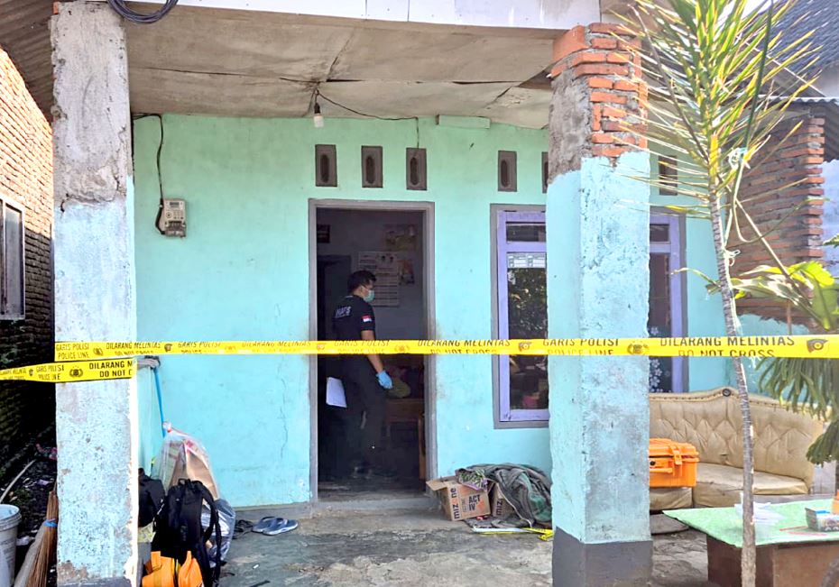SAKSI BISU: Rumah pasangan Arik Wicaksono dan Iin Handayani di Dusun Tegalrejo, Desa Ketindan, Kecamatan Lawang, Kabupaten Malang masih dipasangi police line.