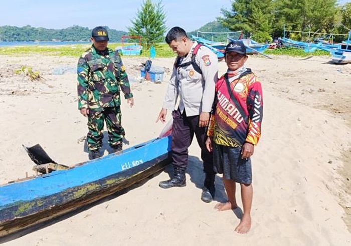 DIDUGA TENGGELAM: Sampan milik Naridi, nelayan asal Dusun Sendangbiru, RT 2/RW 1, Desa Tambakrejo, Kecamatan Sumbermanjing Wetan, ditemukan mengambang di dekat Pulau Sempu, Selasa lalu (22/7). Pencari