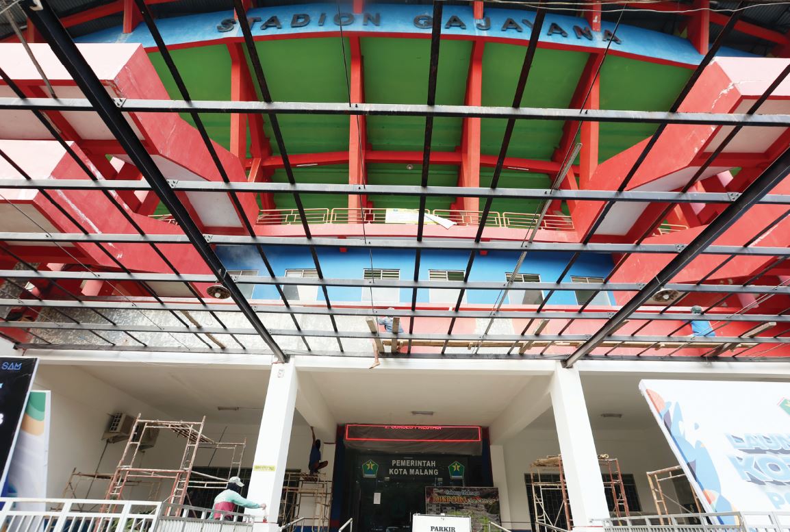 MAINTENANCE RUTIN: Perawatan rutin dilakukan di Stadion Gajayana sejak beberapa hari lalu. Perawatan serupa juga akan dilakukan di GOR Ken Arok.