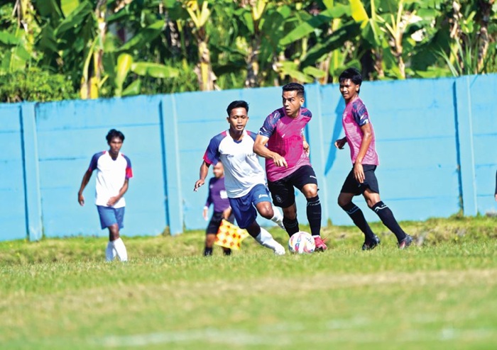 MAKSIMALKAN UJI COBA: Gelandang Arema FC Valdeci Moreira (kanan) berhasil melewati pemain RANS Nusantara dalam laga uji coba di ARG Soccer Field, Lawang pada 19 Juli lalu.