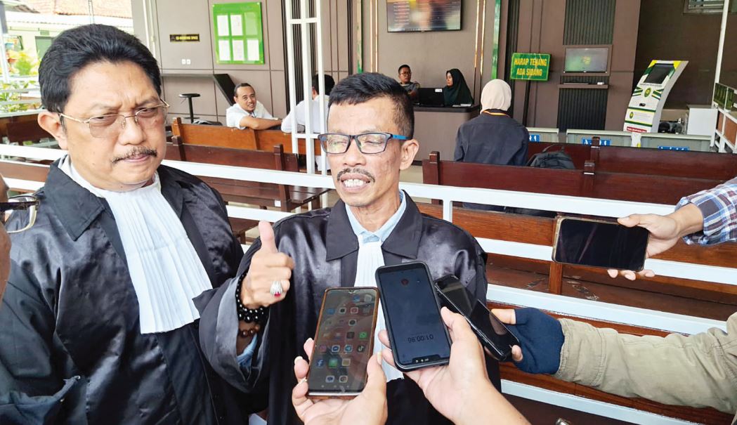 SIDANG DAKWAAN: Kayat Hariyanto (kanan) bersama anggota tim kuasa hukum lainnya setelah mendampingi oknum wartawan dan LSM yang terlibat perkara pemerasan di Pengadilan Negeri (PN) Malang, kemarin (23