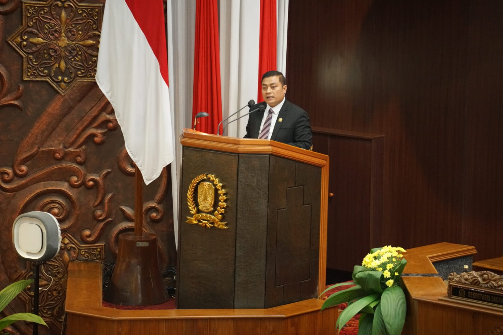 SERIUS: Anggota Komisi E DPRD Jawa Timur, Dr Puguh Wiji Pamungkas dalam sebuah acara.