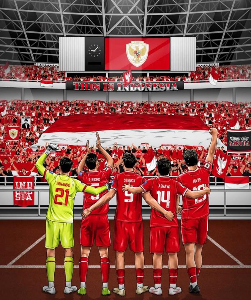 emain Timnas Thailand U-23 mencicipi cilok dari pedagang kaki lima saat jeda latihan di Jakarta.