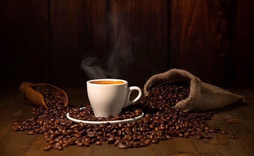 Beragam oleh-oleh khas Pasuruan seperti keripik kentang dan olahan tape dijajakan di pusat oleh-oleh setempat dan salah satunya kopi.