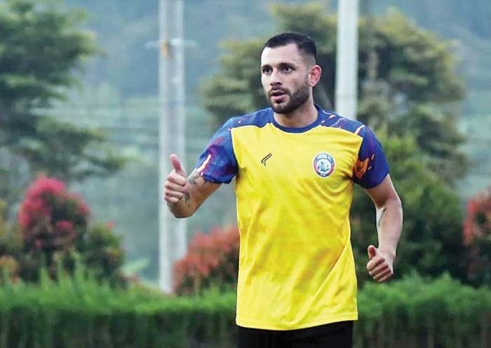 BETAH: Winger anyar Arema FC Ian Puleio menjalani sesi latihan di ARG Soccer Field, Lawang, Selasa lalu (22/7).