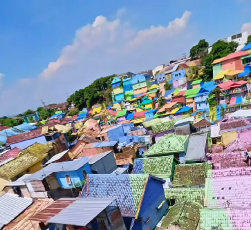 WARNA-WARNI: Panorama Kampung Wisata Jodipan yang menarik dikunjungi saat hari Minggu.