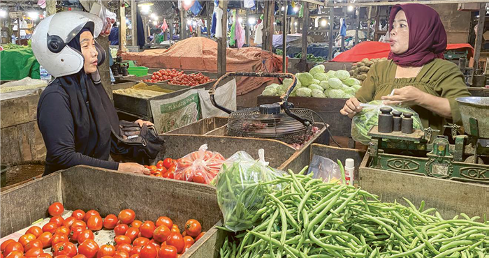 INTERAKSI: Pedagang dan pembeli di Pasar Mangga Dua melakukan tawar menawar. Operasionalnya dianggap bakal merugikan Surabaya.