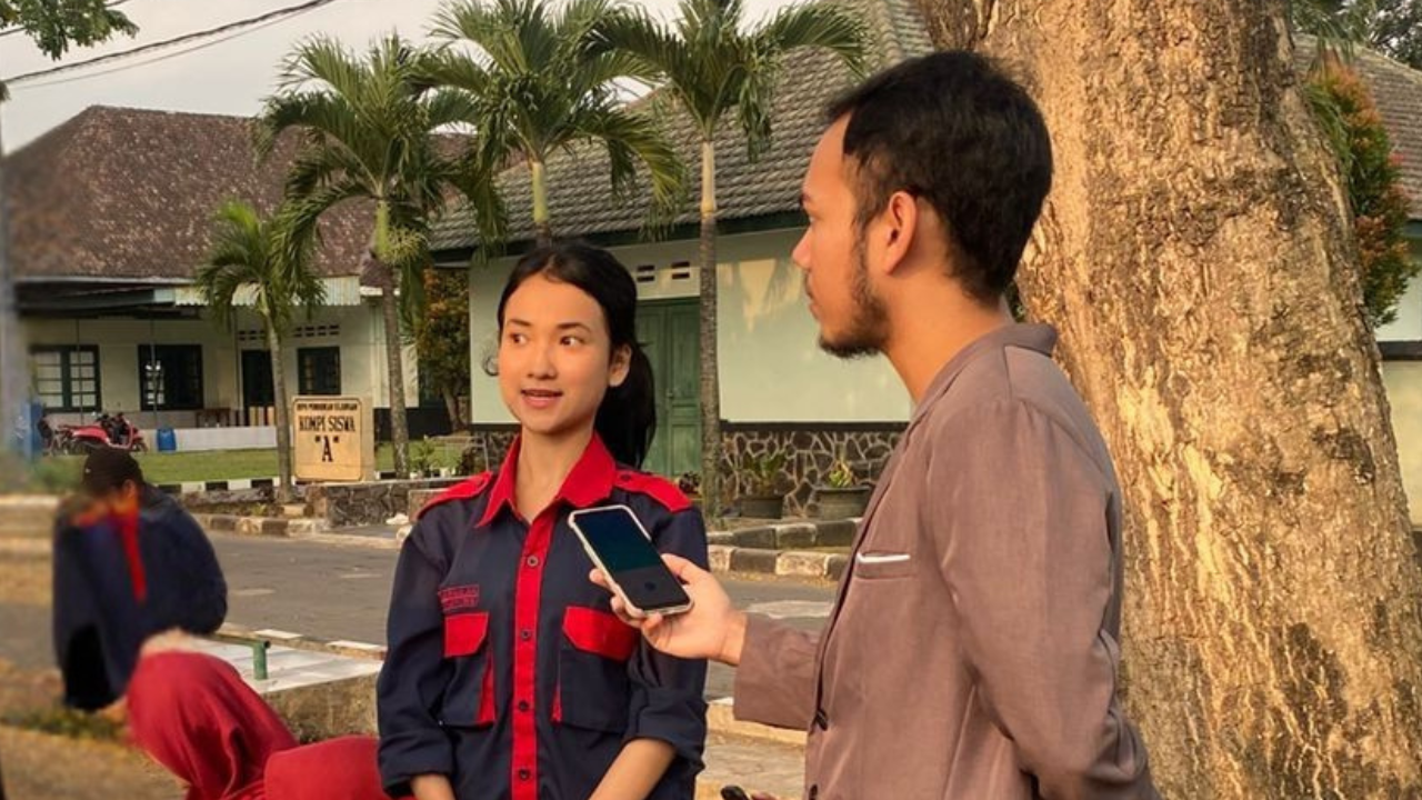 Maya, anggota tim kesehatan, memeriksa tekanan darah peserta di tengah malam saat teman-temannya sudah terlelap.