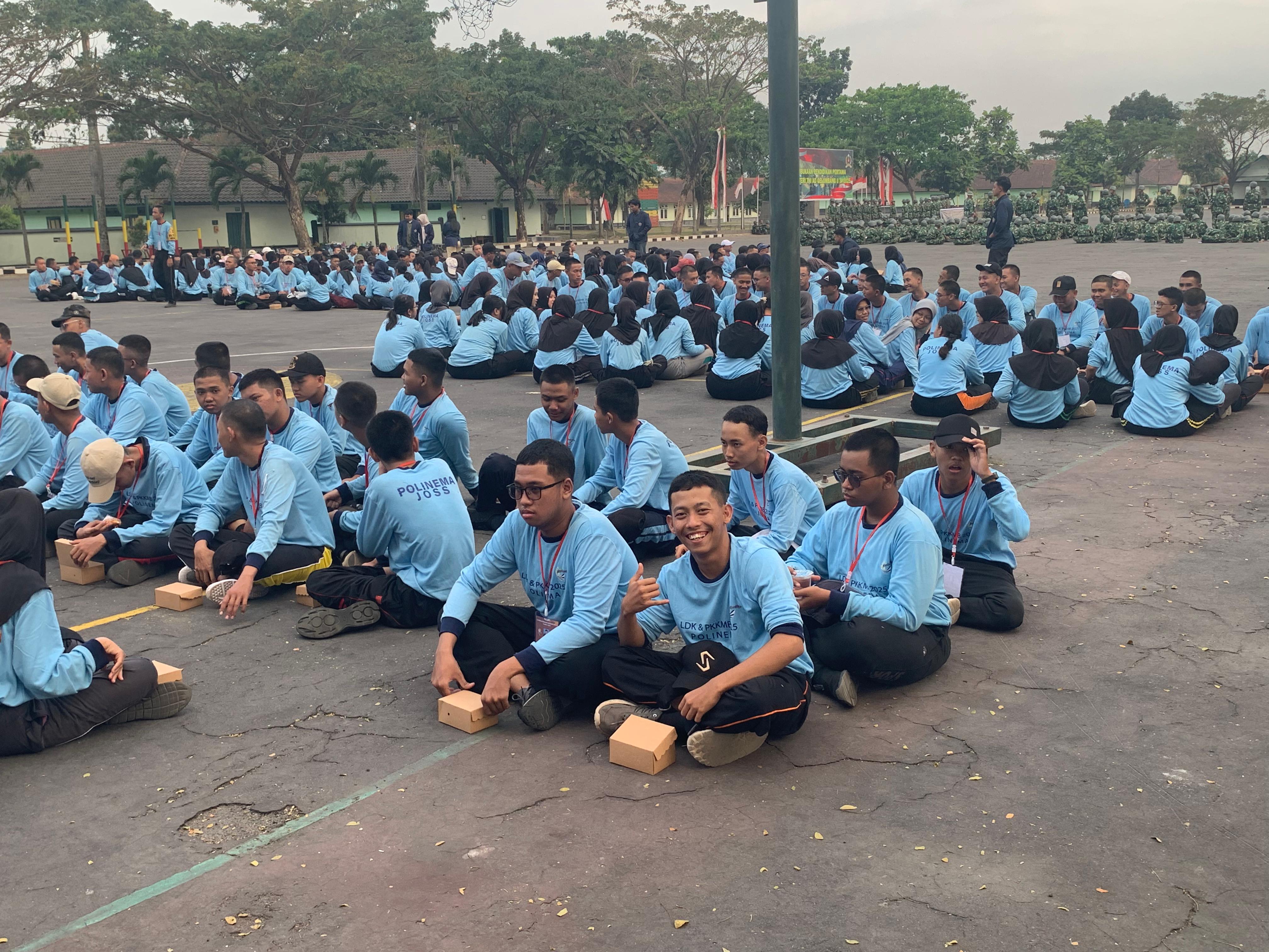 ENJOY: Para mahasiswa baru yang mengikuti LDK di Dodikjur Rindam V Brawijaya juga menikmati aktivitas yang tidak hanya tekanan dari pelatih