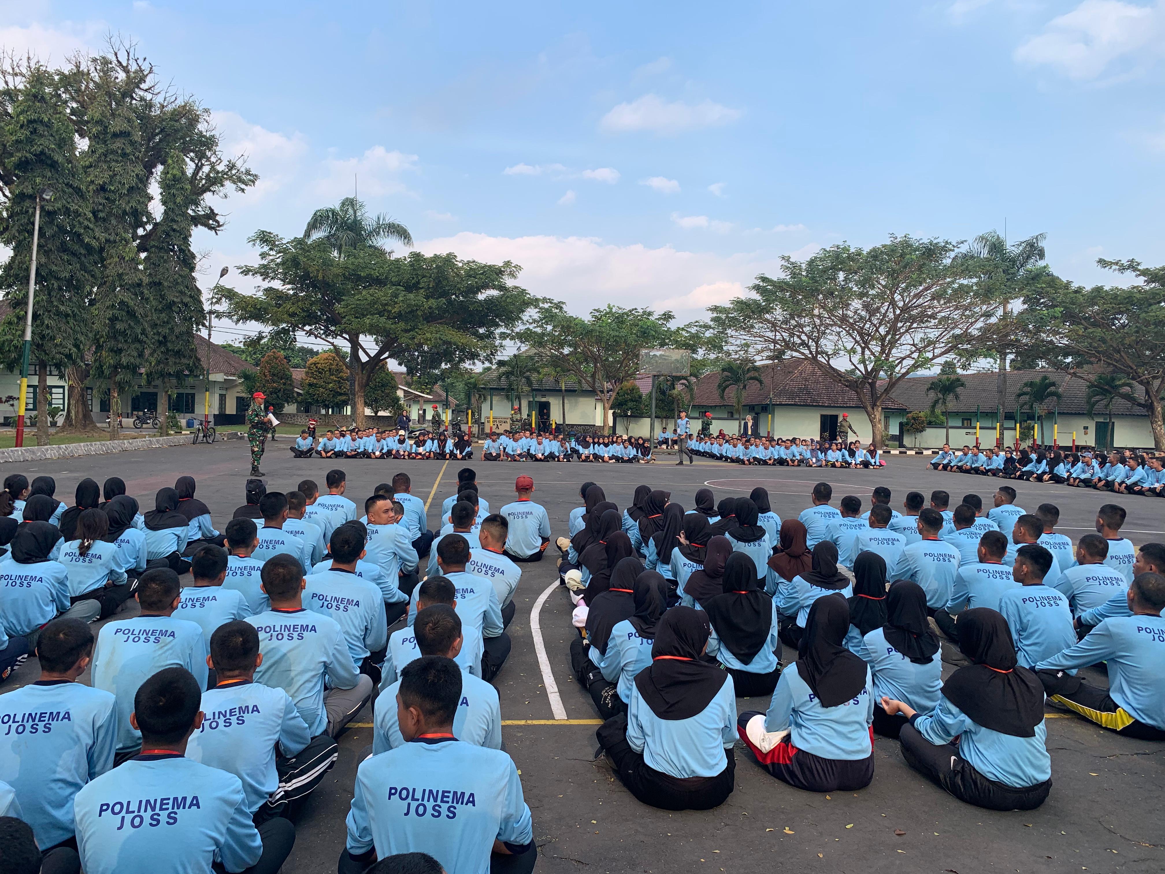 LDK: Mahasiswa Baru Polinema sedang diberi Pelatihan Baris-Berbaris dan materi Kebangsaan dalam Kegiatan LDK