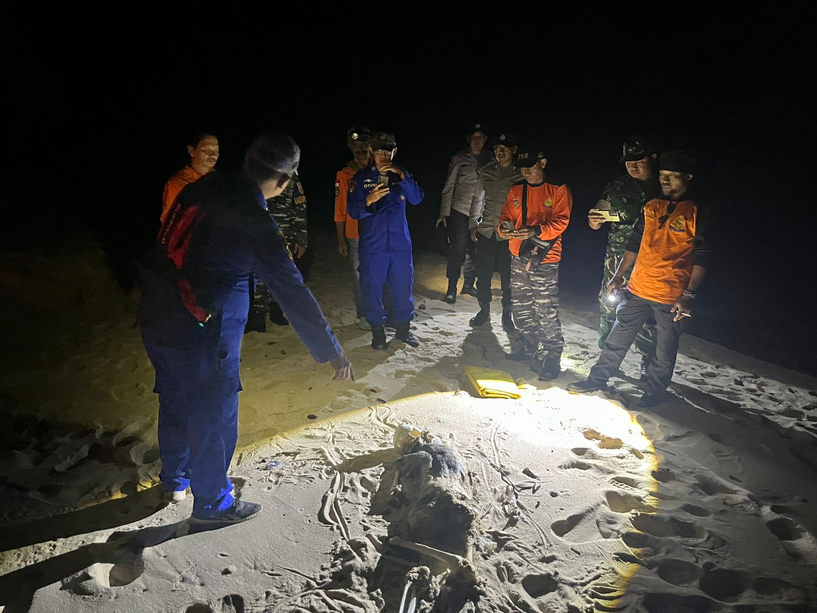 TUNGGU HASIL VISUM: Tim gabungan bersiap mengevakuasi kerangka manusia di Pantai Batu Bengkung, Desa Gajahrejo, Kecamatan Gedangan kemarin malam.