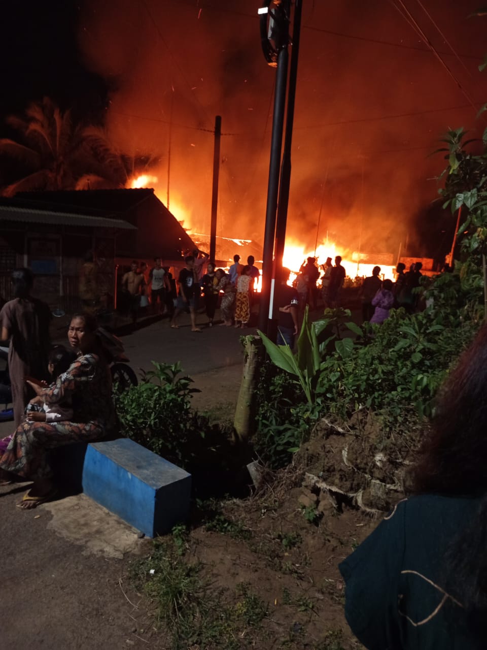 KORSLETING LISTRIK: Petugas melakukan pendinginan untuk memastikan tidak ada sisa api yang membakar rumah warga Dusun Pendem, Desa Jatisari, Kecamatan Pakisaji.