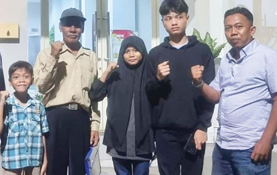 OPTIMISTIS: Sidik (dua dari kiri) bersama ketiga cucunya dan pengacaranya, Anindya Pramono di Polrestabes Surabaya.