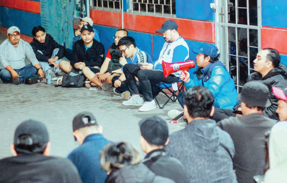 SIAP BERI DUKUNGAN: Aremania berkoordinasi di pintu utara Stadion Gajayana, Kota Malang, sebelum berangkat away ke Jakarta beberapa waktu lalu.