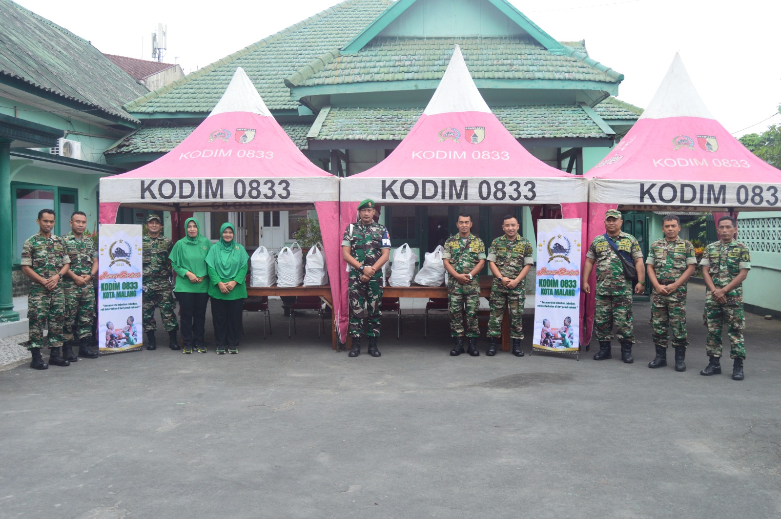 SOSIAL: Dandim dan anggota Kodim 0833 serta ibu-ibu Persik saat bersiap membagikan nasi kota dalam Jumat Berkah pagi tadi (25/7).