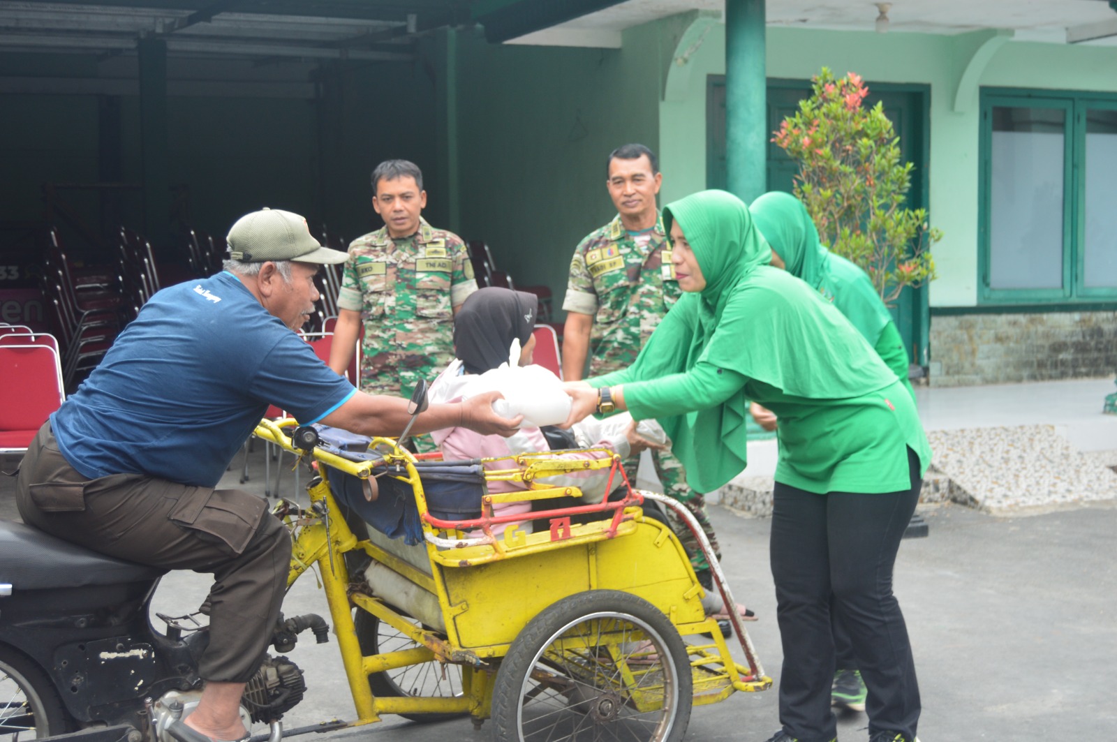 BERBAGI: Ibu-ibu Persit ikut terlibat dalam Jumat Berkah pagi ini.