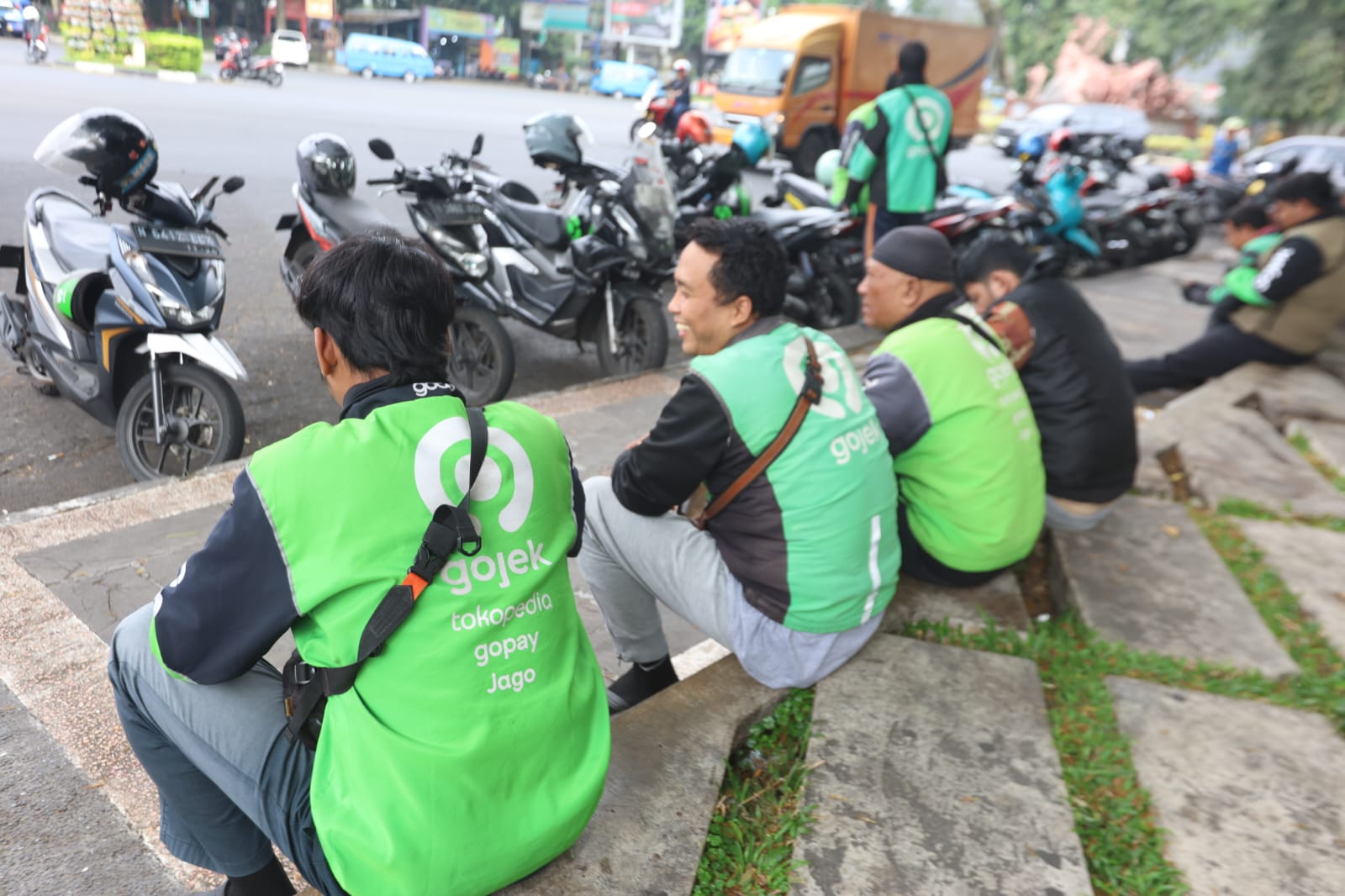 BUTUH KEBERLANGSUNGAN: Sejumlah driver ojek online di Malang.