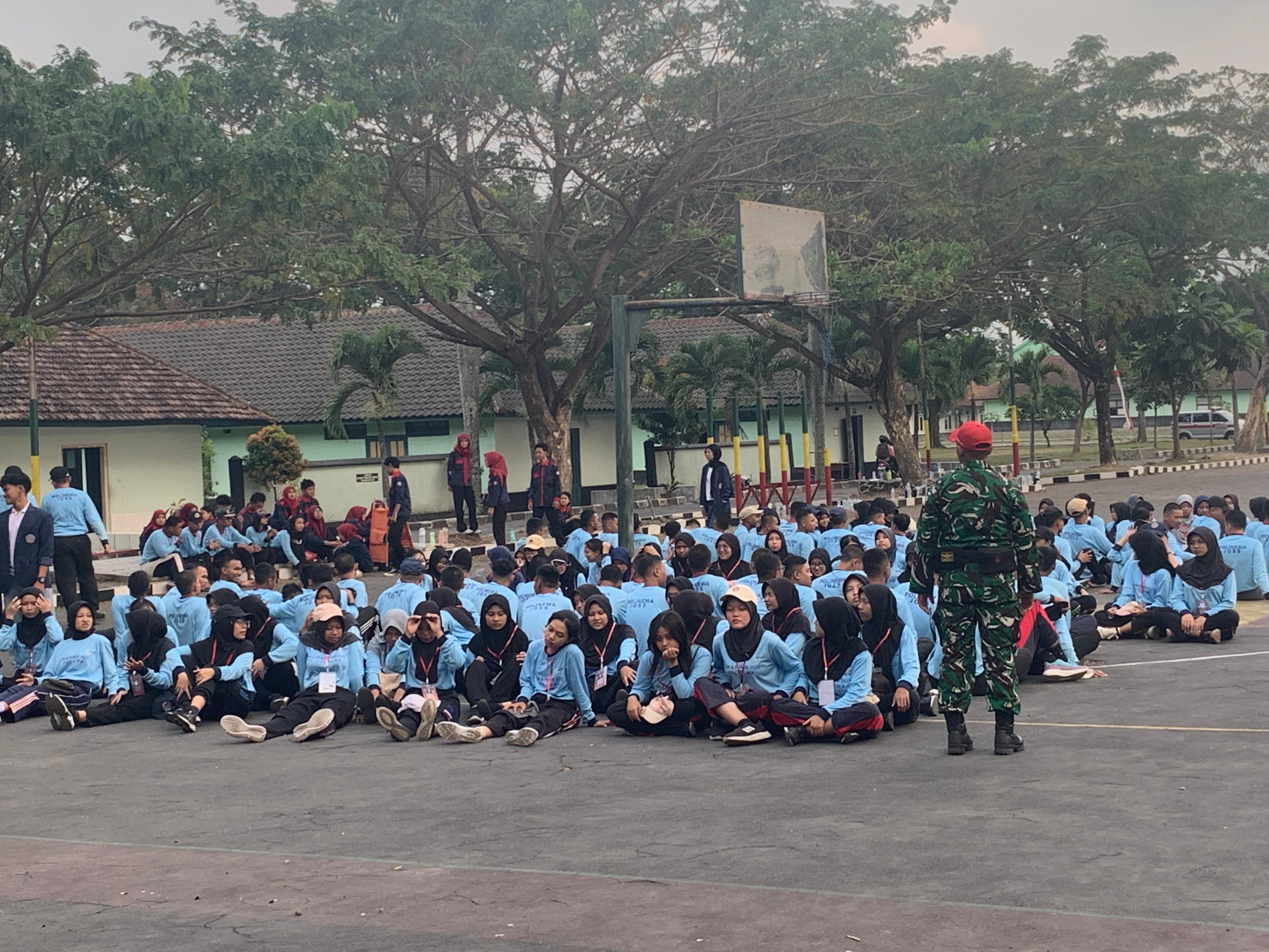 SEMANGAT: Mahasiswa Polinema tengah beristirahat setelah melakukan aktivitas fisik di Dodikjur Rindam V Brawijaya.