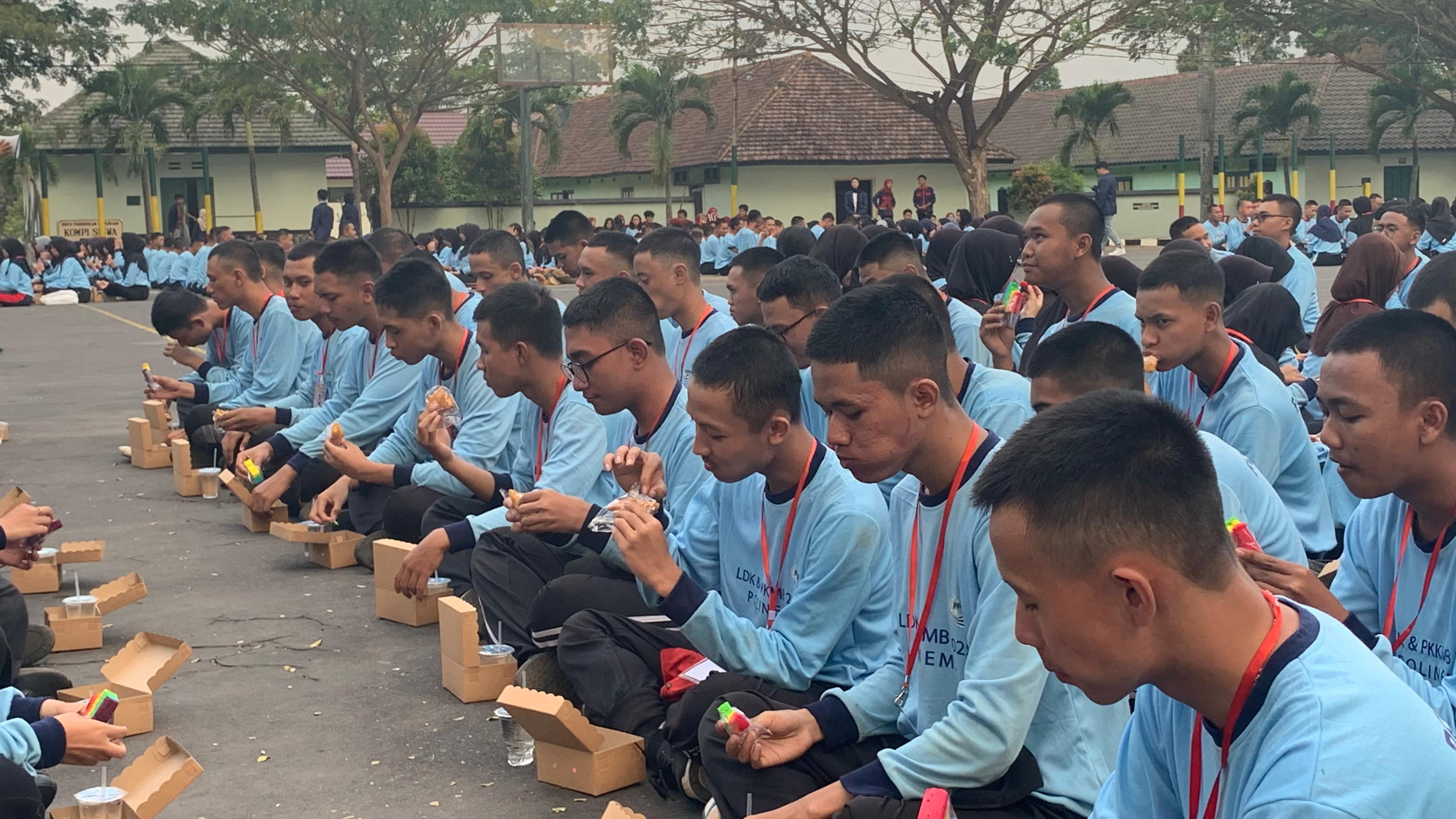 LAPAR: Mahasiswa Polinema tengah makan bersama untuk memperkuat solidaritas.
