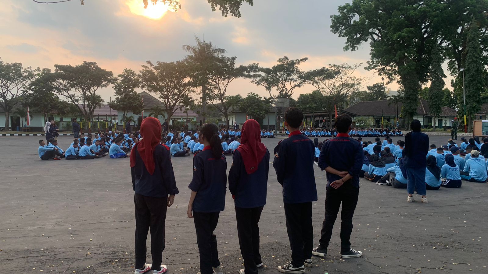 Tanpa sorotan, tim kesehatan berjaga sepanjang hari demi memastikan para maba tetap dalam kondisi prima.